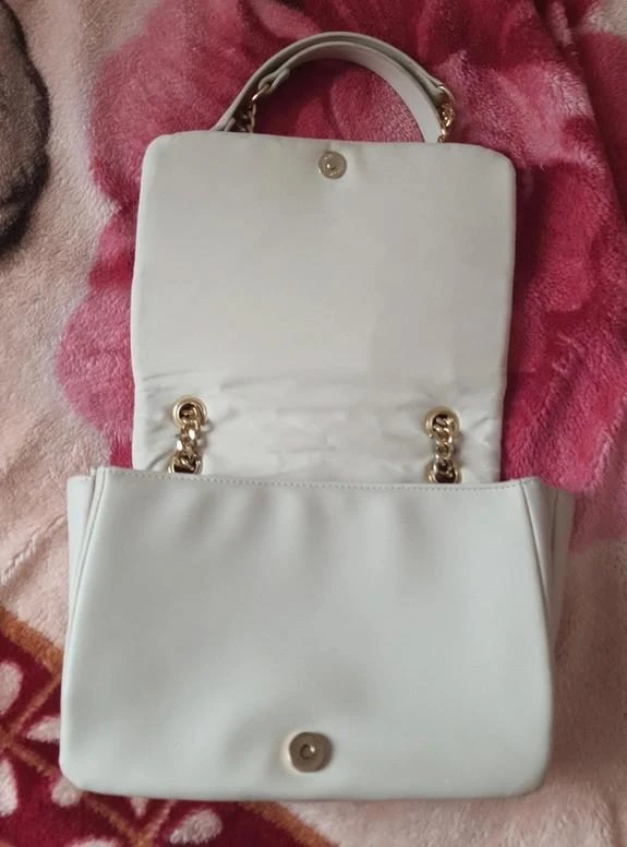 Beige quilted handbag with gold chain – photo 3
